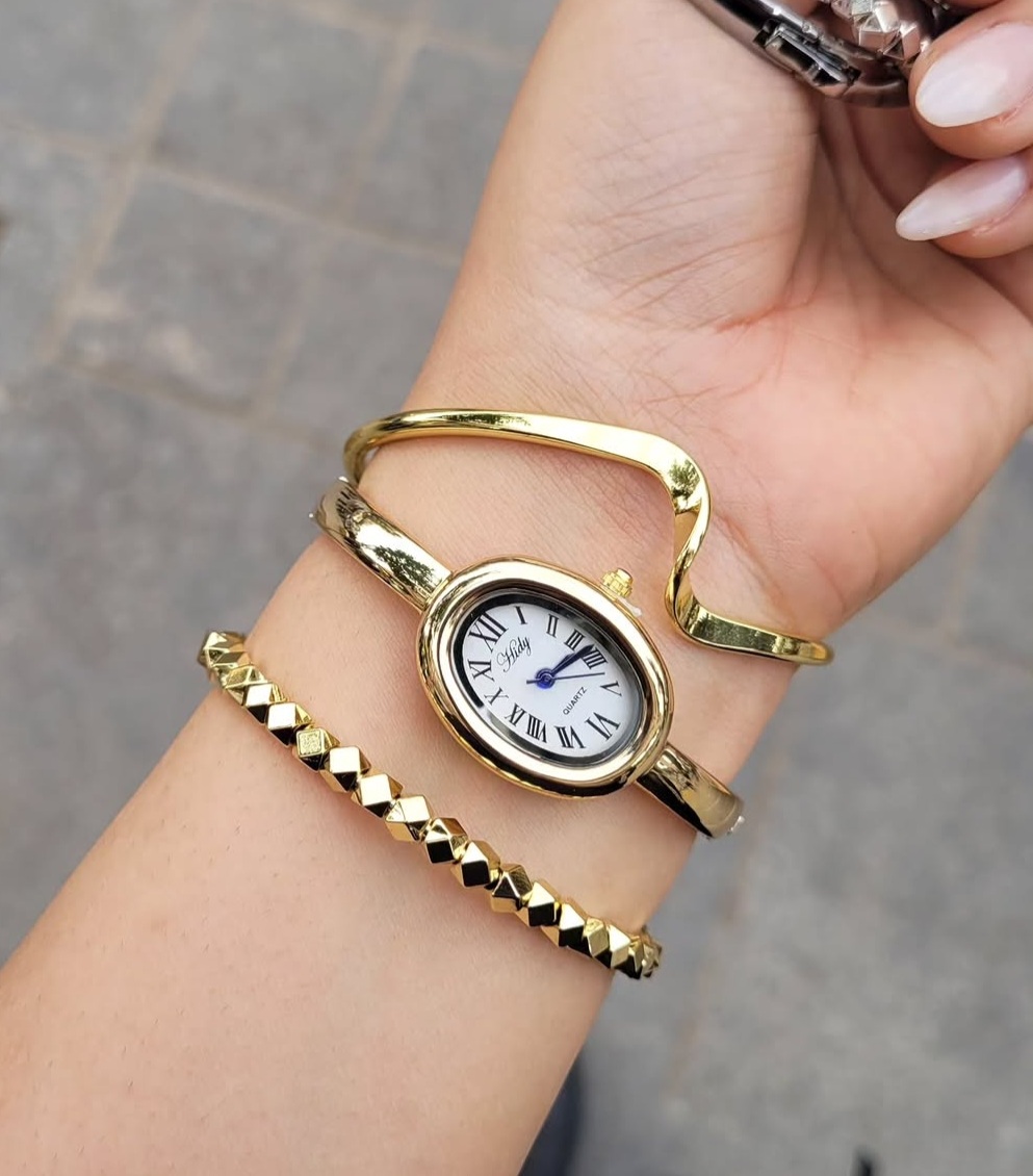 ساعت زنانه بیضی طلایی النگویی کارتیه Cartier